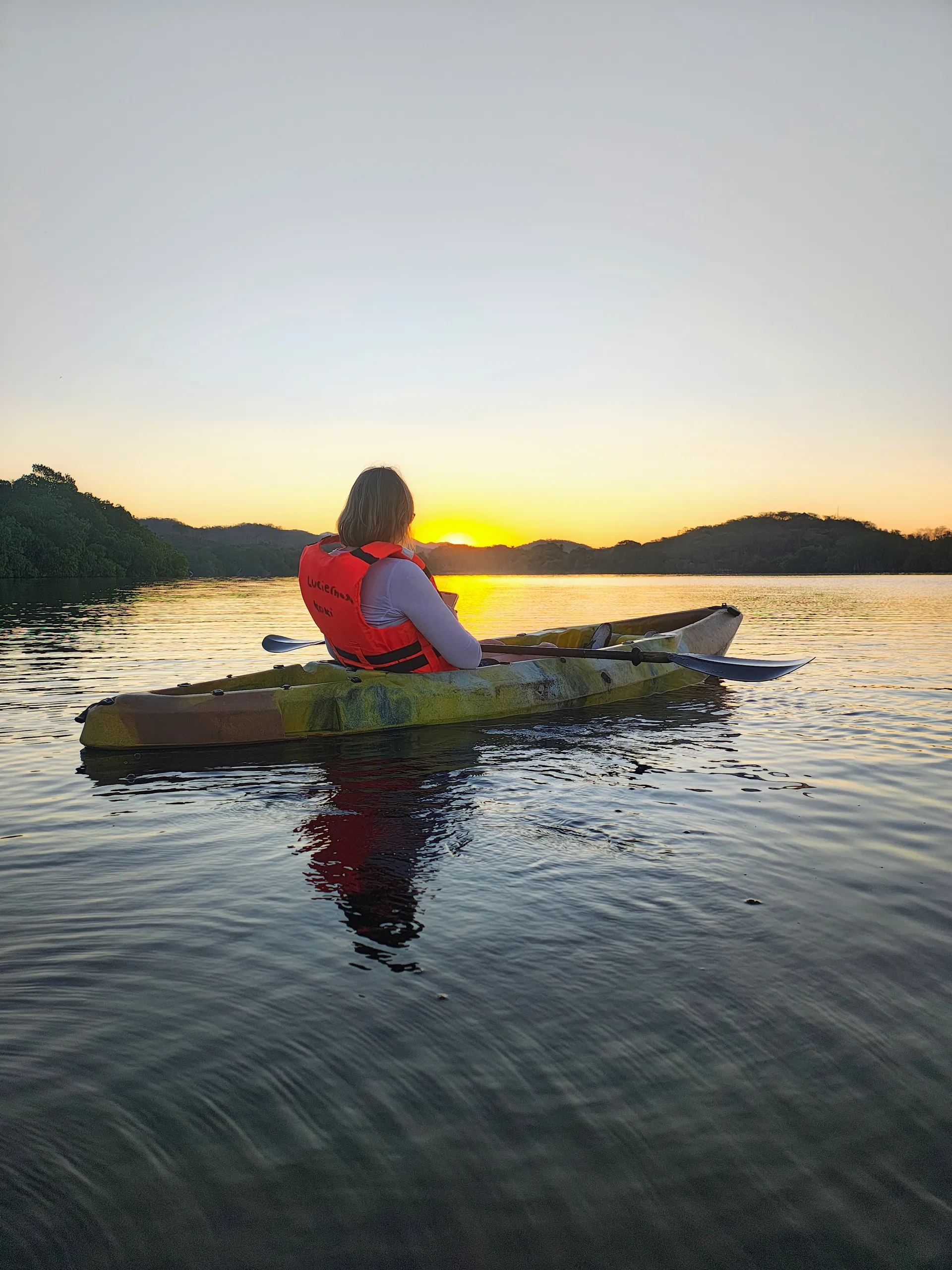 Kayak al amanecer en la laguna de Manialtepec